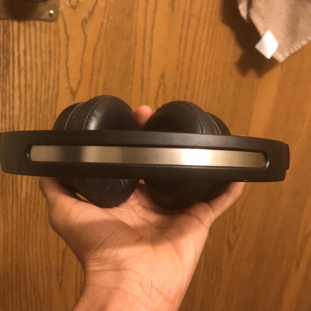 (SkullCandy Headphones) noise canceling.